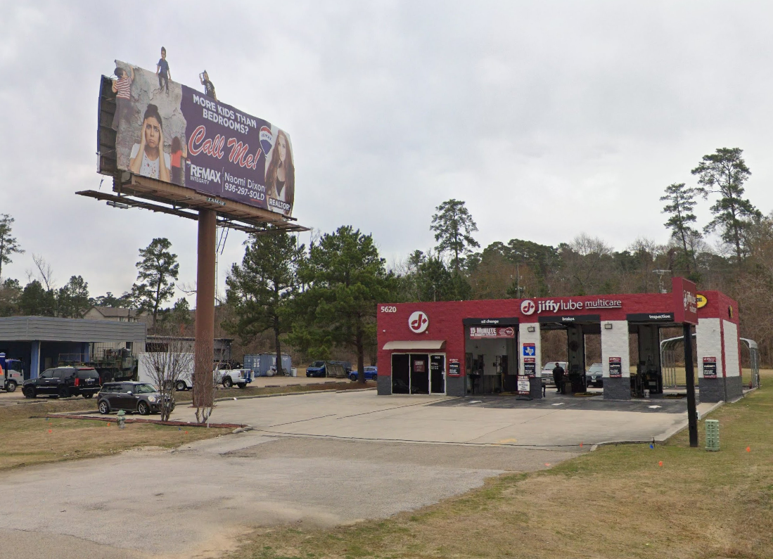 Conroe Ladder Truck Responds to Billboard Medical Emergency on SH 105